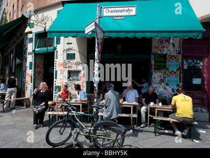 Typische böhmische Café auf der Oranienstraße in Kreuzberg Berlin 2009 Stockfoto