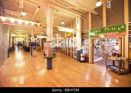 Untere Ebene Geschäfte in der Pike Place Market in Seattle WA, USA Stockfoto