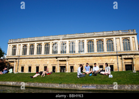 außen von dem Zaunkönig Bibliothek Trinity College vom Fluss Cam in einem Gebiet, bekannt als der Rücken Cambridge uk Stockfoto