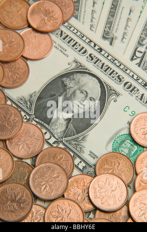 Amerikanische Dollar-Schein umgeben von kanadischen Pfennige Stockfoto