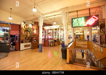 Untere Ebene Geschäfte in der Pike Place Market in Seattle WA, USA Stockfoto