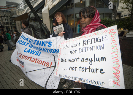 Demonstration in London Büros von Kalyx, Harmondsworth Immigration Removal Centre gegen Menschenrechtsverletzungen dort laufen Stockfoto