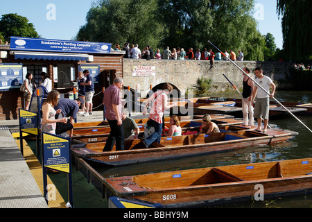 Menschen, die Einstellung von Booten auf dem Fluss Cam in einem Gebiet, bekannt als der Mühlenteich in der Nähe von Granta platzieren Cambridge uk Stockfoto