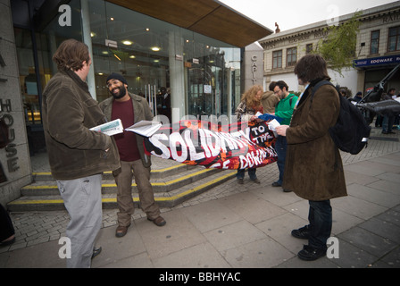 Demonstration in London Büros von Kalyx, Harmondsworth Immigration Removal Centre gegen Menschenrechtsverletzungen dort laufen Stockfoto