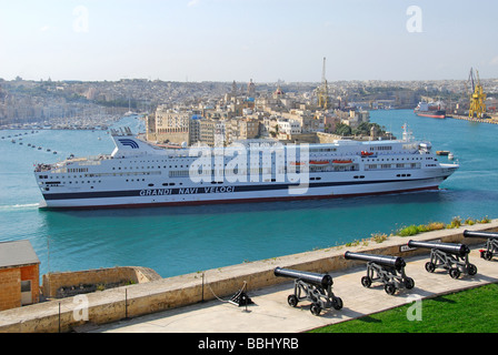 Malta. Ein Blick von der Upper Barrakka Gardens in Valletta eines Kreuzfahrtschiffes vorbei an Senglea auf dem Weg in den Grand Harbour. Stockfoto