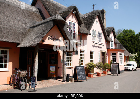 vor dem Eingang zum roten Löwen in der Hautpstraße Grantchester bei Cambridge uk Stockfoto