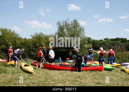 Gruppe von Kanuten, die Vorbereitungen auf den Fluss Cam Grantchester Wiesen vor den Toren Cambridge uk Stockfoto