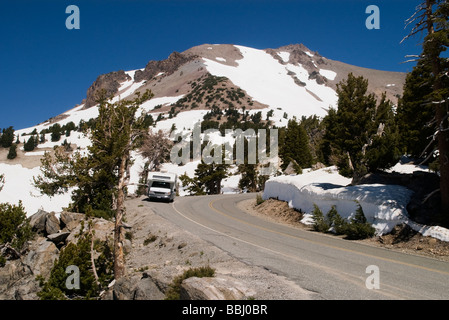 USA Kalifornien Mineral Lassen Volcanic Nationalpark Mt Straße Köpfe bis zur Südseite des Mt Lassen Wohnmobil geparkt im Schnee Stockfoto