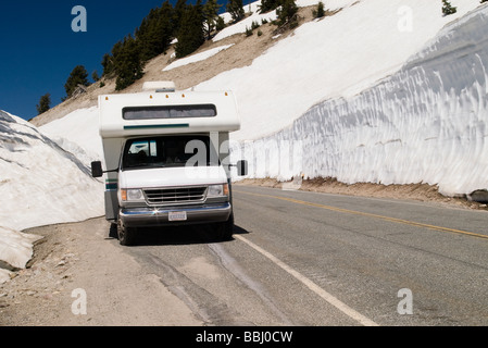 USA Kalifornien Mineral Lassen Volcanic Nationalpark Mt Straße Köpfe bis zur Südseite des Mt Lassen Wohnmobil geparkt im Schnee Stockfoto