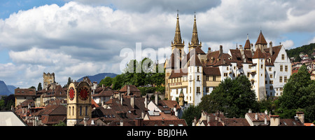 Panoramablick auf die Burg und Kirche, Schloss und Collegiale Neuenburg Schweiz durch Charles Lupica Stockfoto