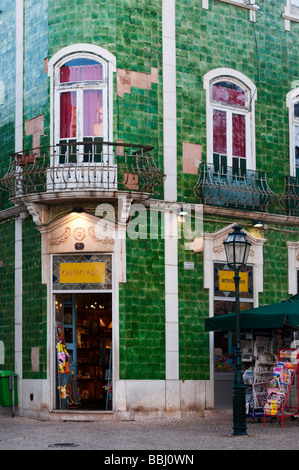 Souvenir-Shop-Shop im Zentrum von Lagos bedeckt mit traditionellen portugiesischen Kacheln Algarve Portugal Stockfoto