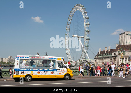 Touristen auf Westminster Bridge - London Stockfoto