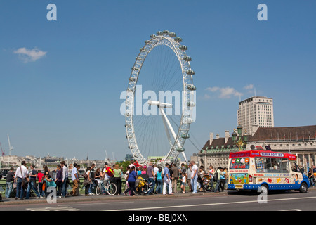 Touristen auf Westminster Bridge - London Stockfoto