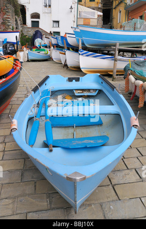 Im Winter lagern die Boote auf die City Plaza über den Hafen von Riomaggiore, Cinque Terre, Ligurien, Italien Stockfoto