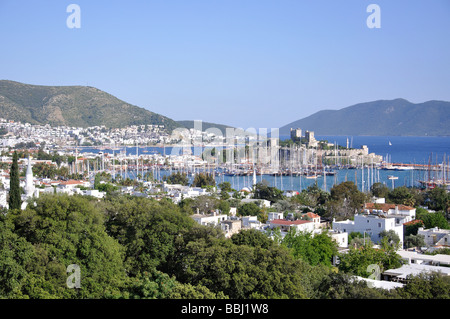 Blick auf Hafen und Burg Bodrum, Bodrum, Halbinsel Bodrum, Provinz Mugla, Republik Türkiye Stockfoto