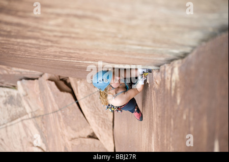 Frau klettert "Drei Streiks du bist Out" (5.11) im Indian Creek, UT. Stockfoto