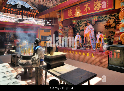 Betende Frau am Quan Am Pagoda, Ho Chi Minh Stadt, Saigon, Vietnam, Südostasien Stockfoto