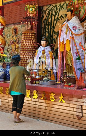 Frau stehend vor einer Buddha-Altar zu beten, Quan Am Pagoda, Ho Chi Minh Stadt, Saigon, Vietnam, Südostasien Stockfoto