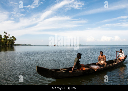 Fischer Angeln im Ruderboot Angeln auf See, Backwaters Kerala, Indien Stockfoto