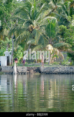 Angeln mit einem Gips net oder werfen Sie Net in Backwaters Kerala, Indien Stockfoto