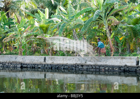 Angeln mit einem Gips net oder werfen Sie Net in Backwaters Kerala, Indien Stockfoto