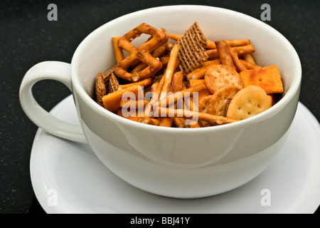 Tasse Brezel Snacks auf einem Teller Stockfoto