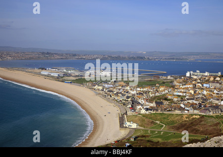 Blick über Chesil Beach aus West Cliff, Wren und Hafen Stockfoto