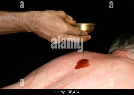 Junger Mann erhält eine Ayurveda-Kur, ayurvedische massage Behandlung Kerala Indien Stockfoto
