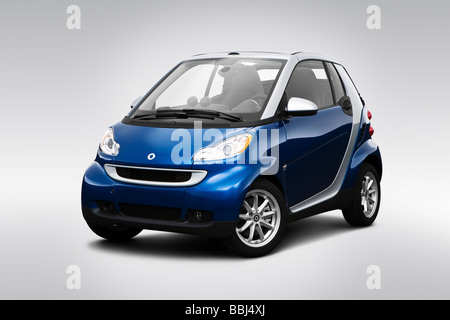 2009 smart Fortwo Passion in blau - Winkel-Vorderansicht Stockfoto