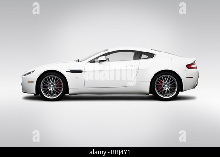 2009 Aston Martin V8 Vantage in weiß - Treiber Seitenprofil Stockfoto