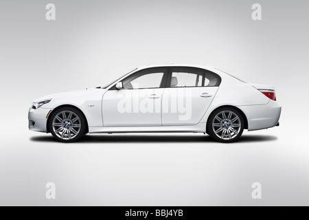 2009 BMW 5-Serie 550i in weiß - Treiber Seitenprofil Stockfoto