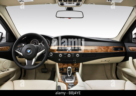 2009 BMW 5-Serie 550i in weiß - Armaturenbrett, Mittelkonsole, Getriebe Schalthebel Ansicht Stockfoto