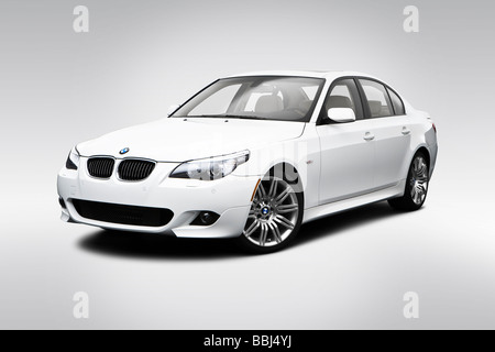 2009 BMW 5-Serie 550i in weiß - Winkel-Vorderansicht Stockfoto