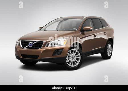 2010 Volvo XC60 T6 AWD in Beige - Winkel-Vorderansicht Stockfoto