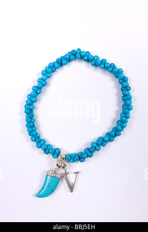 Blaue Korallen Thomas Sabo Charm Armband mit V-Anhänger Sterling Silber Stockfoto