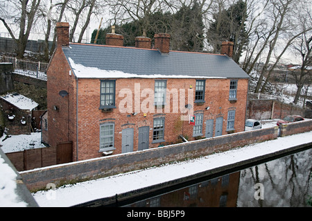 ein Schleusenwärter Ferienhaus konvertiert nun in 4 Häuser am Dudley Kanal isoliert in einem Industriegebiet Stockfoto