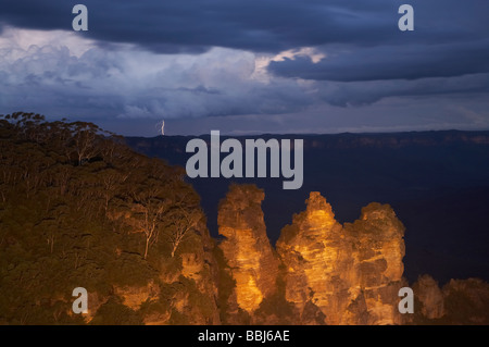 Entfernten Blitzschlag bei Sturm über Sydney Flutlicht auf der drei Schwestern Echo Point Katoomba Blue Mountains Australien Stockfoto