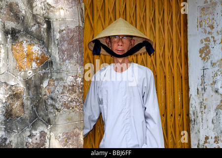 Buddhistischer Mönch große Brillen-und typischen vietnamesischen Hut gemacht von Schilf, Phu Quoc, Vietnam, Asien Stockfoto