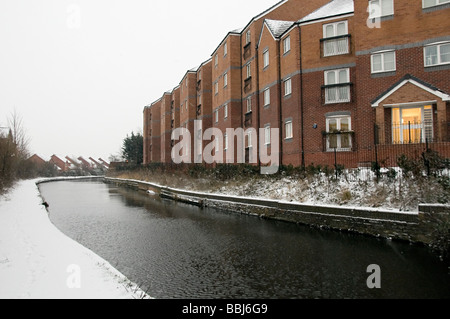 neue Wohnungen neben einem Kanal in Dudley im Black country Stockfoto