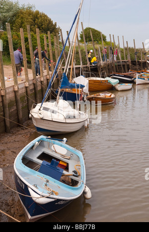 Boote am Hafen Blakeney Zeitpunkt Blakeney North Norfolk mit Menschen Verdrehungen im Hintergrund Stockfoto