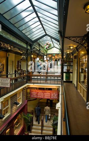 Dh Geschäfte Harrogate, North Yorkshire Menschen Shopper in Westminster arcade viktorianischen Geschäfte drinnen Shopping Stockfoto