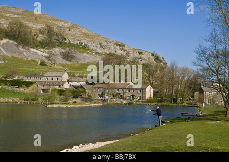 dh Kilnsey Park KILNSEY NORTH YORKSHIRE Angeln Forellen See Land Sport Fischzucht Kilnsey Dorf und Crag Stockfoto