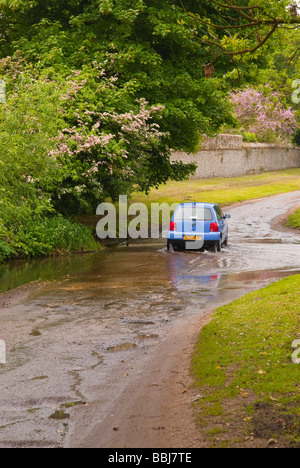 Ein Auto durch eine Furt über einen Feldweg in der britischen Landschaft laufen Stockfoto