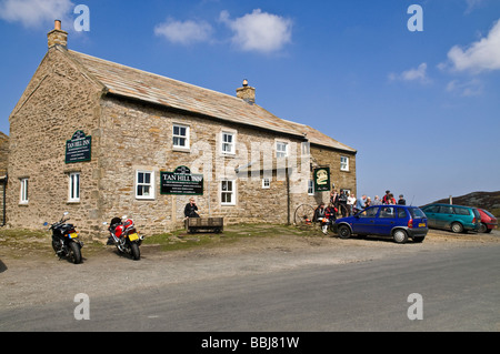 dh TAN HILL NORTH YORKSHIRE Highest Inn in Britain Yorkshire Dales National Park Pub Taverne englisch uk pennines Summer Pubs Exterior Stone Stockfoto