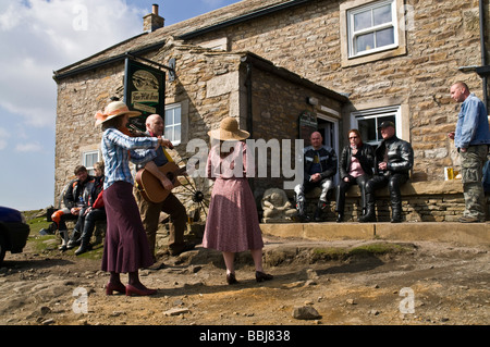 dh Tan Hill Inn TAN HILL NORTH YORKSHIRE Musiker spielen außerhalb Pub Großbritannien Yorkshire Dales National Park Musik Folk Band england menschen aus großbritannien Stockfoto