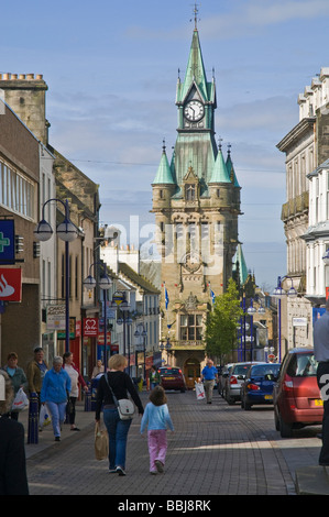 dh High Street DUNFERMLINE FIFE Scottish Old Town Hall Uhr Turm und Menschen im zentrum schottlands zu Fuß durch die belebten Hauptstraßen Mutter Kind Fußgänger Stockfoto