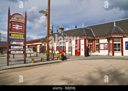 dh Aviemore Bahnhof AVIEMORE INVERNESSSHIRE Backpackers vor dem Bahnhof schottisches Eisenbahngebäude Stockfoto