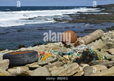 dh Bay of Ryasgeo NORTH RONALDSAY ORKNEY UK Debris flotsam gewaschen am Strand Müll schottland Insel Müll Jetsam Meeresmüll an Land Stockfoto