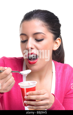 Junge Frau Essen Joghurt isoliert auf weißem Hintergrund Stockfoto