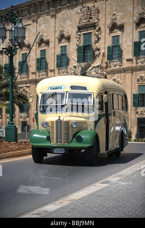 Ein Jahrgang maltesischen Bus fährt vorbei die Auberge de Castille in Valletta, Malta Stockfoto